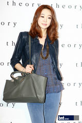 组图：少时秀英与金来沅等出席名品开业礼