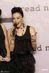 组图：钟丽缇红色裤袜惹火捞金 不受离婚影响展笑脸 