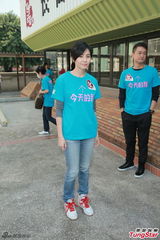 组图：蒙嘉慧巧遇发哥教买菜 获对方鼓励打气