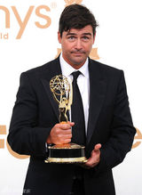 组图：艾美奖后台 剧情类视帝凯尔-钱德勒亮相