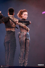 组图：容祖儿突破尺度演绎性感 与猛男贴身热舞