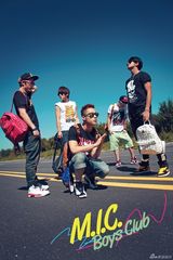 组图：MIC男团公路写真曝光 展夏日阳光气质