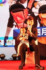 独家：贾乃亮爱女小甜馨激萌抢镜 粉脸嘟嘟可爱