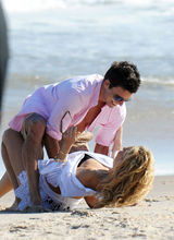 高清组图：凯特-哈德森拍摄新片 与男主角沙滩嬉戏