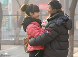 组图：柳岩小红袄出镜当街遭强抱 化身80后辣媳妇