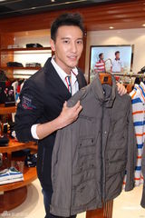 组图：王阳明出席品牌活动 获温升豪赞身材好