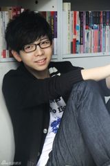 组图：胡夏新专辑写真曝光 书生气萌态十足