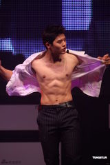 组图：韩组合ZE:A香港开唱 劲歌热舞HIGH翻全场