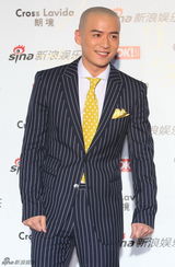 组图：魏千翔亮相街拍盛典光头抢镜