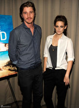 组图：斯图尔特烟熏妆亮相《在路上》纽约放映