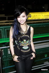 组图：邓紫棋为马场表演助兴