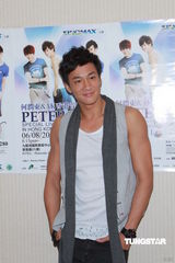 组图：何润东开唱跳热舞 为吴建豪飞机拍照说情