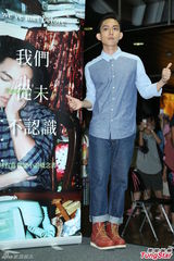 组图：林宥嘉出席新书签售 不承认与邓紫棋游学