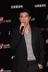 组图：2012新浪微博之夜红毯-王力宏介绍活动