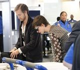 组图：安妮海瑟薇蜜月后现身机场 紧贴老公秀恩爱