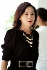 组图：《一仆二主》闫妮演绎职场御姐范