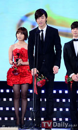 组图：韩星宋仲基获最优秀奖 刘仁娜长裙显高贵