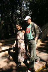 梁静管虎参观民族文化村 感受激情草裙舞