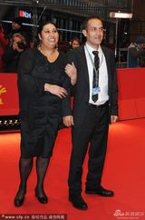 组图：《采铁人生命中的一页》首映 主演手挽手