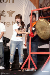 幻灯图：萧亚轩黄立行等献爱心 放声夕阳音乐会