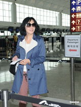组图：刘嘉玲神秘现身香港机场 不愿透露目的地