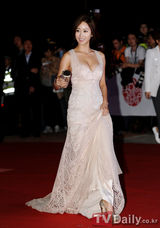 组图：全慧彬低胸长裙亮相 爆乳性感抢镜