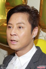 组图：草蜢蔡一杰庆47岁生日 为慈善捐贴身泳裤