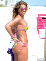 组图：女星珍妮佛比基尼湿身诱惑 蜜桃胸挺翘臀