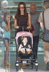 组图：维多利亚携子女出行小七可爱