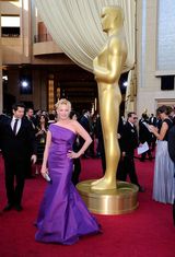 高清组图：弗吉尼亚-玛德森紫色礼服尽显熟女风味