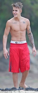 组图：比伯玩惊险悬崖跳水 飞身一跃跳入大海