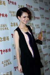 高清图：群星中歌榜后台亮相展示奖杯