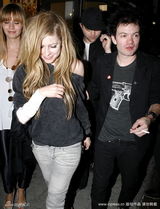 幻灯图集：艾薇儿和前夫现身纹身店 高调复合？ 