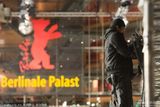 组图：柏林电影节倒计时 工作人员紧张布置现场