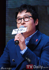 组图：朴真熙露背黑裙亮相《龟岩许浚》发布会