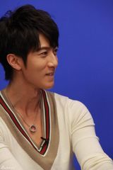 高清组图：吴尊做客新浪花絮照 阳光美男表情百变