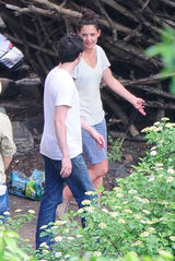 组图：前阿汤嫂凯蒂片场激吻男友 展露真性情