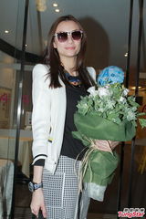 组图：应采儿剖腹诞男婴 谢天华等入院探望