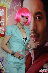 组图：徐若瑄粉红波波头助阵宣传大秀事业线