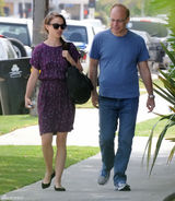 组图：娜塔莉-波特曼紫色连衣裙现身