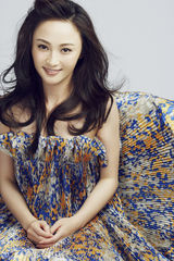 组图：姚笛清新碎花裙演绎仲夏浪漫