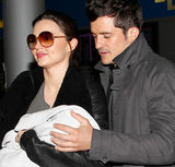 组图：米兰达生子后首亮相 布鲁姆面露慈祥父爱