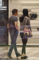 组图：姚晨曹郁甜蜜瞬间 低调享二人世界