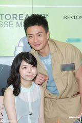 组图：黄宗泽获女友胡杏儿画眉 赞其各方面都好