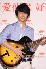 组图：严爵赠千万大礼为母庆生 另一半要孝顺