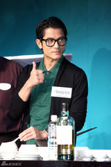 高清图：郭富城为名酒站台 英俊帅气不减当年