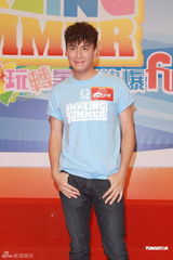 组图：无线暑期节目推介会 陈敏之美腿抢镜