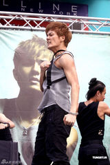 组图：吴克群新碟庆功会火爆 欲露腹肌答谢歌迷