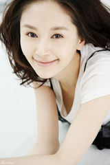 组图：王子文拍春日写真 清新灵动展自然之美