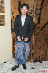 组图：王家卫受勋吻太太 梁朝伟张震到场力挺